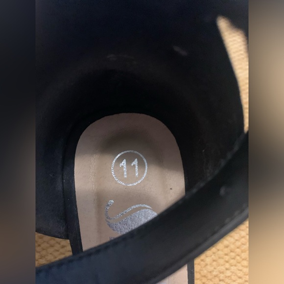 Women’s size 11 high heel shoes - Picture 2 of 4